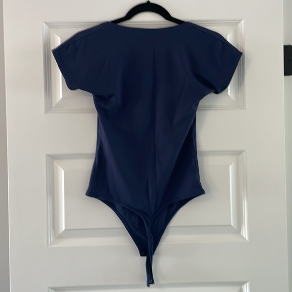 Aritzia Babaton Contour Bodysuit Square Neck Tee - Picture 4 of 4